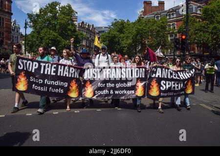 London, Großbritannien. 23.. Juli 2022. Demonstranten im Cambridge Circus. Demonstranten von Just Stop Oil, Extinction Rebellion, Isolate Britain und anderen Gruppen veranstalteten einen marsch durch das Zentrum Londons, in dem sie die Regierung aufforderten, fossile Brennstoffe zu beenden, große Umweltverschmutzer und Milliardäre zu besteuern, alle Häuser zu isolieren und gegen das Klima und die Lebenshaltungskosten zu handeln. Kredit: Vuk Valcic/Alamy Live Nachrichten Stockfoto