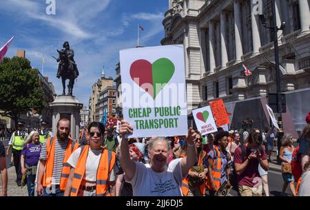 London, Großbritannien. 23.. Juli 2022. Demonstranten in Whitehall. Demonstranten von Just Stop Oil, Extinction Rebellion, Isolate Britain und anderen Gruppen veranstalteten einen marsch durch das Zentrum Londons, in dem sie die Regierung aufforderten, fossile Brennstoffe zu beenden, große Umweltverschmutzer und Milliardäre zu besteuern, alle Häuser zu isolieren und gegen das Klima und die Lebenshaltungskosten zu handeln. Kredit: Vuk Valcic/Alamy Live Nachrichten Stockfoto