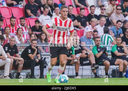 EINDHOVEN, NIEDERLANDE - 23. JULI: Joey Veerman vom PSV während des Vorsaison-Freundschaftsspiel zwischen PSV und Real Betis im Philips Stadion am 23. Juli 2022 in Eindhoven, Niederlande (Foto: Jeroen Meuwsen/Orange Picts) Stockfoto