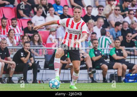 EINDHOVEN, NIEDERLANDE - 23. JULI: Joey Veerman vom PSV während des Vorsaison-Freundschaftsspiel zwischen PSV und Real Betis im Philips Stadion am 23. Juli 2022 in Eindhoven, Niederlande (Foto: Jeroen Meuwsen/Orange Picts) Stockfoto