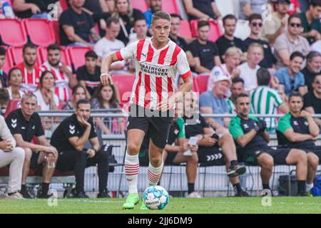 EINDHOVEN, NIEDERLANDE - 23. JULI: Joey Veerman vom PSV während des Vorsaison-Freundschaftsspiel zwischen PSV und Real Betis im Philips Stadion am 23. Juli 2022 in Eindhoven, Niederlande (Foto: Jeroen Meuwsen/Orange Picts) Stockfoto