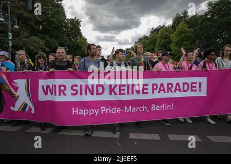 23. Juli 2022 2022, Berlin, Deutschland: Am 23. Juli 44. fand in Berlin die Berliner Pride-Messe, auch bekannt als Christopher Street Day Berlin oder CSD Berlin, statt. Es war die erste CSD in Berlin ohne Covid-Einschränkungen. Die Parade begann an der Leipziger Straße und überquerte den Potsdamer Platz, den Nollendorfplatz und die Siegessäule und endete am Brandenburger Tor, wo das CSD-Team eine große Bühne installierte. Vereint in Liebe, gegen Hass, Krieg und Diskriminierung, war das Motto der CSD in diesem Jahr. Der Christopher Street Day wird weltweit gefeiert. Die Bewegung geht zurück auf die Ereignisse im Juni 1969, als New Yor Stockfoto