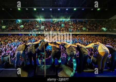 No Te va a Gustar Rock Band winken sie am Ende eines Schusses in Corrientes, Argentinien. Stockfoto