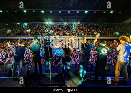 No Te va a Gustar Rock Band winken sie am Ende eines Schusses in Corrientes, Argentinien. Stockfoto