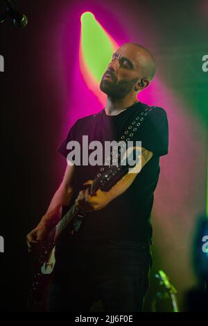 Pablo Coniberti spielen zwischen den Bühnenlichtern während der No Te VA A Gustar Show in Corrientes, Argentinien. Stockfoto