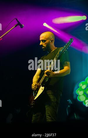 Pablo Coniberti spielen zwischen den Bühnenlichtern während der No Te VA A Gustar Show in Corrientes, Argentinien. Stockfoto