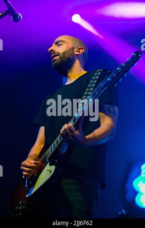 Pablo Coniberti spielen zwischen den Bühnenlichtern während der No Te VA A Gustar Show in Corrientes, Argentinien. Stockfoto