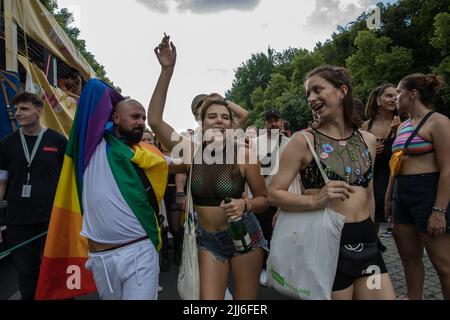 23. Juli 2022 2022, Berlin, Deutschland: Am 23. Juli 44. fand in Berlin die Berliner Pride-Messe, auch bekannt als Christopher Street Day Berlin oder CSD Berlin, statt. Es war die erste CSD in Berlin ohne Covid-Einschränkungen. Die Parade begann an der Leipziger Straße und überquerte den Potsdamer Platz, den Nollendorfplatz und die Siegessäule und endete am Brandenburger Tor, wo das CSD-Team eine große Bühne installierte. Vereint in Liebe, gegen Hass, Krieg und Diskriminierung, war das Motto der CSD in diesem Jahr. Der Christopher Street Day wird weltweit gefeiert. Die Bewegung geht zurück auf die Ereignisse im Juni 1969, als New Yor Stockfoto