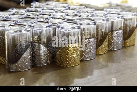 Detail der typischen arabischen Teegläser Stockfoto