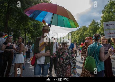 23. Juli 2022 2022, Berlin, Deutschland: Am 23. Juli 44. fand in Berlin die Berliner Pride-Messe, auch bekannt als Christopher Street Day Berlin oder CSD Berlin, statt. Es war die erste CSD in Berlin ohne Covid-Einschränkungen. Die Parade begann an der Leipziger Straße und überquerte den Potsdamer Platz, den Nollendorfplatz und die Siegessäule und endete am Brandenburger Tor, wo das CSD-Team eine große Bühne installierte. Vereint in Liebe, gegen Hass, Krieg und Diskriminierung, war das Motto der CSD in diesem Jahr. Der Christopher Street Day wird weltweit gefeiert. Die Bewegung geht zurück auf die Ereignisse im Juni 1969, als New Yor Stockfoto