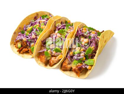 Fisch-Tacos mit Avocado, purpurem Kohl, Mais und Kalk isoliert auf weißem Hintergrund. Stockfoto