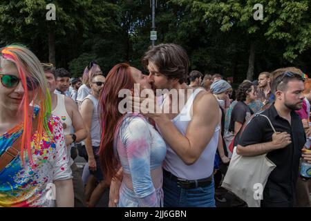 23. Juli 2022 2022, Berlin, Deutschland: Am 23. Juli 44. fand in Berlin die Berliner Pride-Messe, auch bekannt als Christopher Street Day Berlin oder CSD Berlin, statt. Es war die erste CSD in Berlin ohne Covid-Einschränkungen. Die Parade begann an der Leipziger Straße und überquerte den Potsdamer Platz, den Nollendorfplatz und die Siegessäule und endete am Brandenburger Tor, wo das CSD-Team eine große Bühne installierte. Vereint in Liebe, gegen Hass, Krieg und Diskriminierung, war das Motto der CSD in diesem Jahr. Der Christopher Street Day wird weltweit gefeiert. Die Bewegung geht zurück auf die Ereignisse im Juni 1969, als New Yor Stockfoto