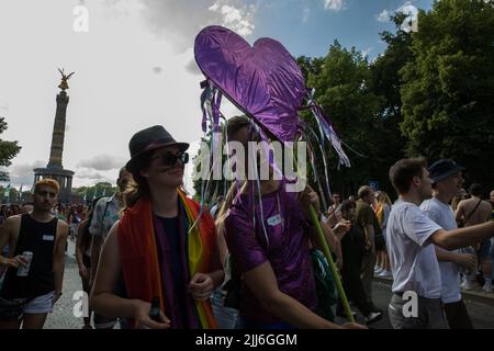 23. Juli 2022 2022, Berlin, Deutschland: Am 23. Juli 44. fand in Berlin die Berliner Pride-Messe, auch bekannt als Christopher Street Day Berlin oder CSD Berlin, statt. Es war die erste CSD in Berlin ohne Covid-Einschränkungen. Die Parade begann an der Leipziger Straße und überquerte den Potsdamer Platz, den Nollendorfplatz und die Siegessäule und endete am Brandenburger Tor, wo das CSD-Team eine große Bühne installierte. Vereint in Liebe, gegen Hass, Krieg und Diskriminierung, war das Motto der CSD in diesem Jahr. Der Christopher Street Day wird weltweit gefeiert. Die Bewegung geht zurück auf die Ereignisse im Juni 1969, als New Yor Stockfoto