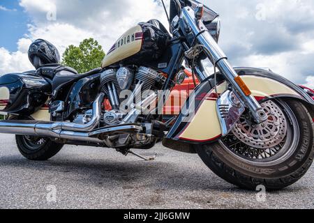 Klassisches indisches Motorrad auf dem Stadtplatz in Blairsville, einer landschaftlich reizvollen Gemeinde in den North Georgia Mountains. (USA) Stockfoto