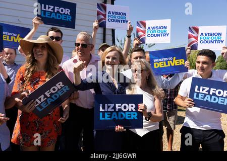 Liz Truss, Außenministerin und Kandidatin der konservativen Partei, trifft sich mit Mitgliedern der konservativen Partei im Dorf Marden, Kent, Großbritannien Stockfoto