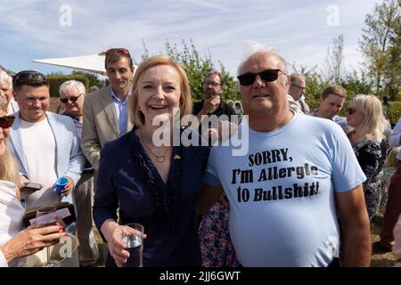 Liz Truss, Außenministerin und Kandidatin der konservativen Partei, trifft sich mit Mitgliedern der konservativen Partei im Dorf Marden, Kent, Großbritannien Stockfoto