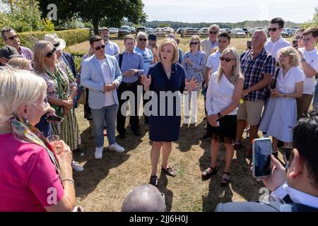 Liz Truss, Außenministerin und Kandidatin der konservativen Partei, trifft sich mit Mitgliedern der konservativen Partei im Dorf Marden, Kent, Großbritannien Stockfoto