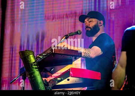 Francisco Nasser, No Te VA ein Keyboarder von Gustar treten während einer Show auf. Stockfoto