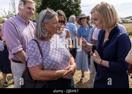 Liz Truss, Außenministerin und Kandidatin der konservativen Partei, trifft sich mit Mitgliedern der konservativen Partei im Dorf Marden, Kent, Großbritannien Stockfoto