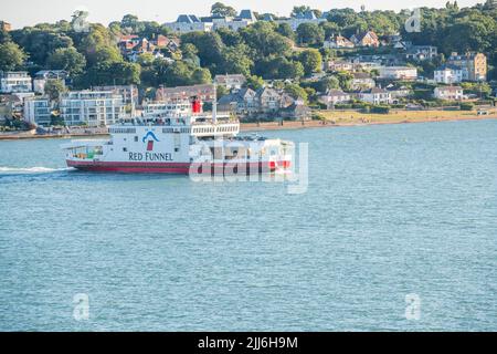 Red Funnel, Red Falcon Auto und Passagierfähre von East Cowes auf der Isle of Wight nach Southampton. Stockfoto