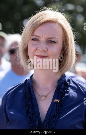 Liz Truss, Außenministerin und Kandidatin der konservativen Partei, trifft sich mit Mitgliedern der konservativen Partei im Dorf Marden, Kent, Großbritannien Stockfoto