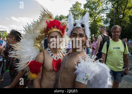 23. Juli 2022 2022, Berlin, Deutschland: Am 23. Juli 44. fand in Berlin die Berliner Pride-Messe, auch bekannt als Christopher Street Day Berlin oder CSD Berlin, statt. Es war die erste CSD in Berlin ohne Covid-Einschränkungen. Die Parade begann an der Leipziger Straße und überquerte den Potsdamer Platz, den Nollendorfplatz und die Siegessäule und endete am Brandenburger Tor, wo das CSD-Team eine große Bühne installierte. Vereint in Liebe, gegen Hass, Krieg und Diskriminierung, war das Motto der CSD in diesem Jahr. Der Christopher Street Day wird weltweit gefeiert. Die Bewegung geht zurück auf die Ereignisse im Juni 1969, als New Yor Stockfoto