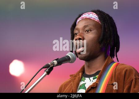 Basisspieler Olugbenga Adelekan für Metronomy auf der Lovell-Bühne. Bluedot-Festival, das vor dem weltberühmten Lovell Telescope stattfindet.das Bluedot-Festival, das vom 21. Bis 24. Juli im UNESCO-Weltkulturerbe Jodrell Bank, in der Stadt, in der Stadt, in der Stadt, in Großbritannien, stattfindet, ist ein dreitägiges Entdeckungsfestival, das aus einer Mischung von Künstlern, Rednern, Wissenschaftler und Darsteller zu einem Ereignis wie kein anderes auf der Erde. Die diesjährige Veranstaltung wird von Groove Armada (Freitag), Metronomy (Samstag) und Mogwai (Samstag) mit Björk am Sonntagabend mit einem kultigen Auftritt mit dem Hallé Orchestra gedirigiert. Die beeindruckende Rechnung auch fe Stockfoto