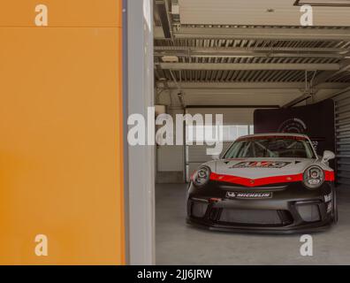 Ein Porsche 911 991 GT3 Cup im Fahrerlager auf dem Motorpark Circuit in Rumänien Stockfoto