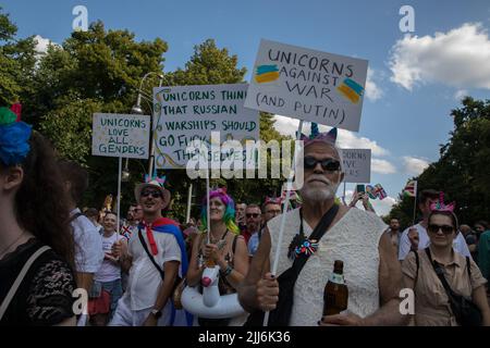 23. Juli 2022 2022, Berlin, Deutschland: Am 23. Juli 44. fand in Berlin die Berliner Pride-Messe, auch bekannt als Christopher Street Day Berlin oder CSD Berlin, statt. Es war die erste CSD in Berlin ohne Covid-Einschränkungen. Die Parade begann an der Leipziger Straße und überquerte den Potsdamer Platz, den Nollendorfplatz und die Siegessäule und endete am Brandenburger Tor, wo das CSD-Team eine große Bühne installierte. Vereint in Liebe, gegen Hass, Krieg und Diskriminierung, war das Motto der CSD in diesem Jahr. Der Christopher Street Day wird weltweit gefeiert. Die Bewegung geht zurück auf die Ereignisse im Juni 1969, als New Yor Stockfoto