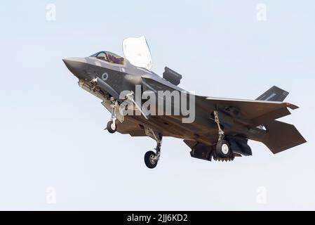 RAF Lockheed Martin F-35B Lightning II beim Royal International Air Tattoo, RIAT Airshow, RAF Fairford, Gloucestershire, Großbritannien. Schwebend mit Türen Stockfoto