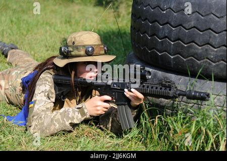 Lviv, Ukraine. 23.. Juli 2022. Der ukrainische Zivilist verwendet während des taktischen Trainings eine Laser-Tag-Waffe, um während der russischen Invasion militärische Fähigkeiten in einem Paintball-Club zu erlernen. Russland marschierte am 24. Februar 2022 in die Ukraine ein und löste damit den größten militärischen Angriff in Europa seit dem Zweiten Weltkrieg aus (Foto von Mykola Tys/SOPA Images/Sipa USA) Quelle: SIPA USA/Alamy Live News Stockfoto