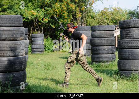 Lviv, Ukraine. 23.. Juli 2022. Der ukrainische Zivilist verwendet während des taktischen Trainings eine Laser-Tag-Waffe, um während der russischen Invasion militärische Fähigkeiten in einem Paintball-Club zu erlernen. Russland marschierte am 24. Februar 2022 in die Ukraine ein und löste damit den größten militärischen Angriff in Europa seit dem Zweiten Weltkrieg aus (Foto von Mykola Tys/SOPA Images/Sipa USA) Quelle: SIPA USA/Alamy Live News Stockfoto