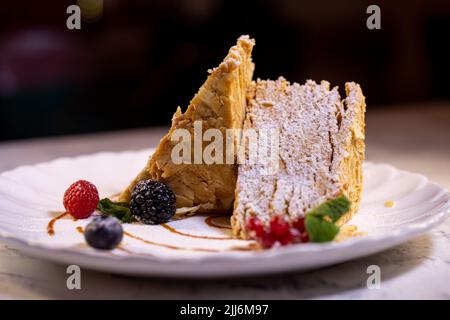 Ein Stück Dessert napoleon Nahaufnahme Food Foto. Stockfoto