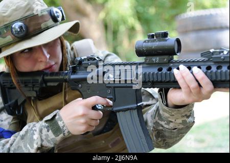 Lviv, Ukraine. 23.. Juli 2022. Der ukrainische Zivilist verwendet während des taktischen Trainings eine Laser-Tag-Waffe, um während der russischen Invasion militärische Fähigkeiten in einem Paintball-Club zu erlernen. Russland marschierte am 24. Februar 2022 in die Ukraine ein und löste damit den größten militärischen Angriff in Europa seit dem Zweiten Weltkrieg aus (Bild: © Mykola Tys/SOPA Images via ZUMA Press Wire) Stockfoto