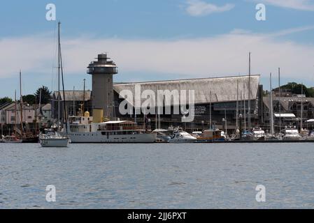 Falmouth, Cornwall, England, Großbritannien. 2022. Das National Maritime Museum, am Hafen in Falmouth, Cornwall, zeigt Außenausstellungen. Stockfoto