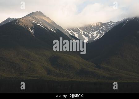 Epischer Panoramablick auf den Sundance Peak und die Bergkette von den Vermilion Lakes in den Rocky Mountains im Banff National Park, Alberta, Kanada. Stockfoto
