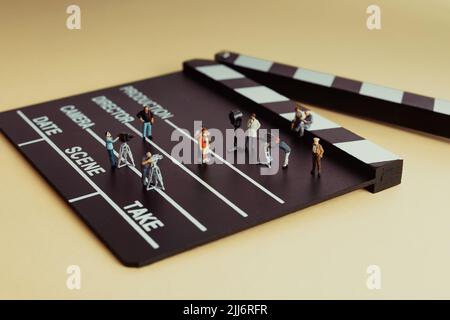 Hinter der Bühne. Filmteam filmt kriminelle Filmszene Stockfoto