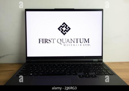 KONSKIE, POLEN - 22. Juli 2022: Erstes Bergbau- und Metallunternehmen von Quantum Minerals Ltd, das auf dem Laptop-Bildschirm angezeigt wird Stockfoto