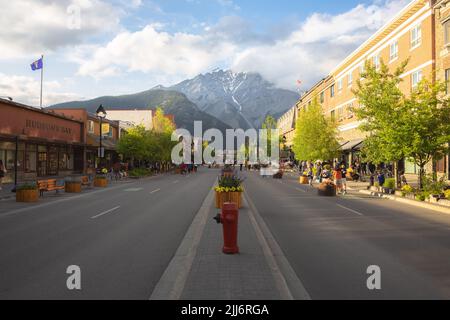 Banff. Alberta, Kanada - 3. Juli 2022: Die wichtigste Einkaufs- und Touristenstraße, Banff Avenue, an einem Sommerabend in der Zielstadt Rocky Mountain Stockfoto