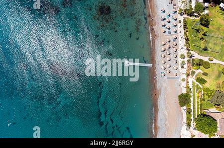 Blick von oben auf den Strand von Pissouri. Limassol District, Zypern Stockfoto