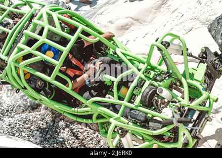 Off-Road-Gelände-Stunt-Kabine mit Fahrer Stockfoto