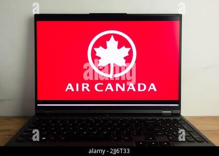 KONSKIE, POLEN - 22. Juli 2022: Logo der kanadischen Fluggesellschaft Air Canada auf dem Laptop-Computerbildschirm Stockfoto