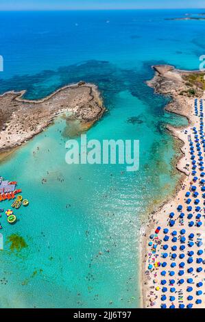 Nissi Strand in Ayia Napa, Luftaufnahme des berühmtesten Strandes in Zypern Stockfoto