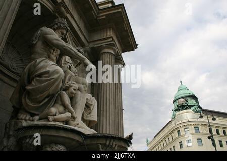 Eine Aufnahme des Neptunbrunnens mit Statuen von Neptun, seiner Frau Salacia und dem Sohn Triton Stockfoto