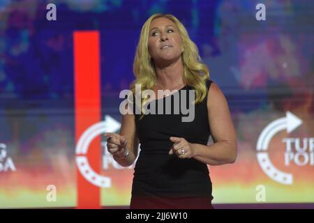 Tampa, Florida, USA. 23.. Juli 2022. (NEU) Marjorie Taylor Greene in Tampa, Florida. 23. Juli 2022, Tampa, Florida, USA: Marjorie Taylor Greene hält Bemerkungen auf dem Turning Point USA Student Action Summit 2022. (Bild: © Kyle Mazza/TheNEWS2 via ZUMA Press Wire) Stockfoto