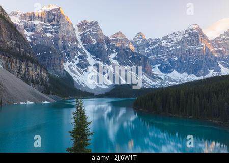 Malerische Sonnenuntergangs- oder Sonnenaufgangsansicht der glazialen Moraine Lake-Landschaft, ein beliebtes Touristenziel im Banff National Park, Alberta, Kanada, im Rocky Mo Stockfoto