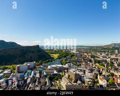 Luftaufnahme von Salisbury Crags im Holyrood Park Edinburgh Schottland Großbritannien Stockfoto