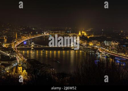 Ein Blick aus der Vogelperspektive auf das Stadtbild von Budapest in den Nachtlichtern Stockfoto