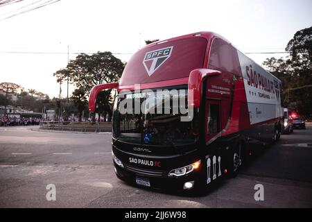 Sao Paulo, Brasilien. 23.. Juli 2022. SP - Sao Paulo - 07/23/2022 - BRASILIANISCHER A 2022, SAO PAULO X GOIAS - Sao Paulo Spieler bei der Ankunft des Teams für ein Spiel gegen Goias im Morumbi Stadion für die brasilianische Meisterschaft A 2022. Foto: Ettore Chiereguini/AGIF/Sipa USA Quelle: SIPA USA/Alamy Live News Stockfoto