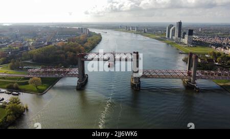 Eine Luftaufnahme der Spijkenisse-Brücke in den Niederlanden Stockfoto